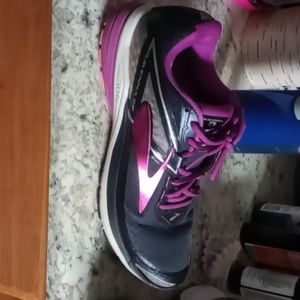 Woman's tennis shoes